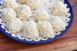 DSC_0471 (2) • nogetiovnen.dk Snebolde med kokos og kondenseret mælk