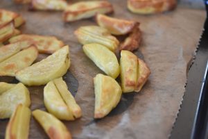 Kartoffelbåde i ovn - sprøde ovnbagte kartofler