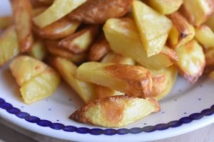 Kartoffelbåde i ovn - sprøde ovnbagte kartofler