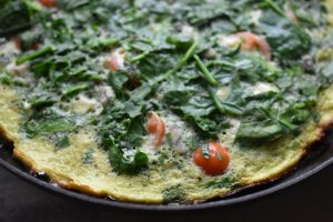 Omelet med spinat & tomat - nem sund opskrift