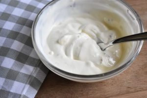 Flødeostedressing med hvidløgsost