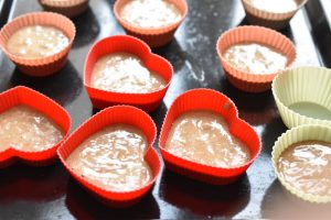 Honningkage muffins med smørcreme - opskrift