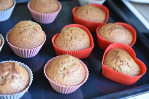 Honningkage muffins med smørcreme - opskrift 
