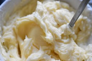 Honningkage med smørcreme - nem opskrift