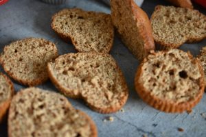 Honningkage muffins med smørcreme - opskrift