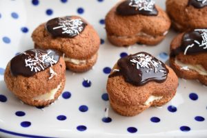 Honningkage muffins med smørcreme - opskrift 