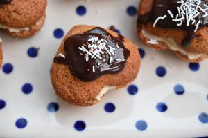 Honningkage muffins med smørcreme - opskrift 