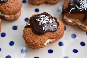 Honningkage muffins med smørcreme - opskrift 