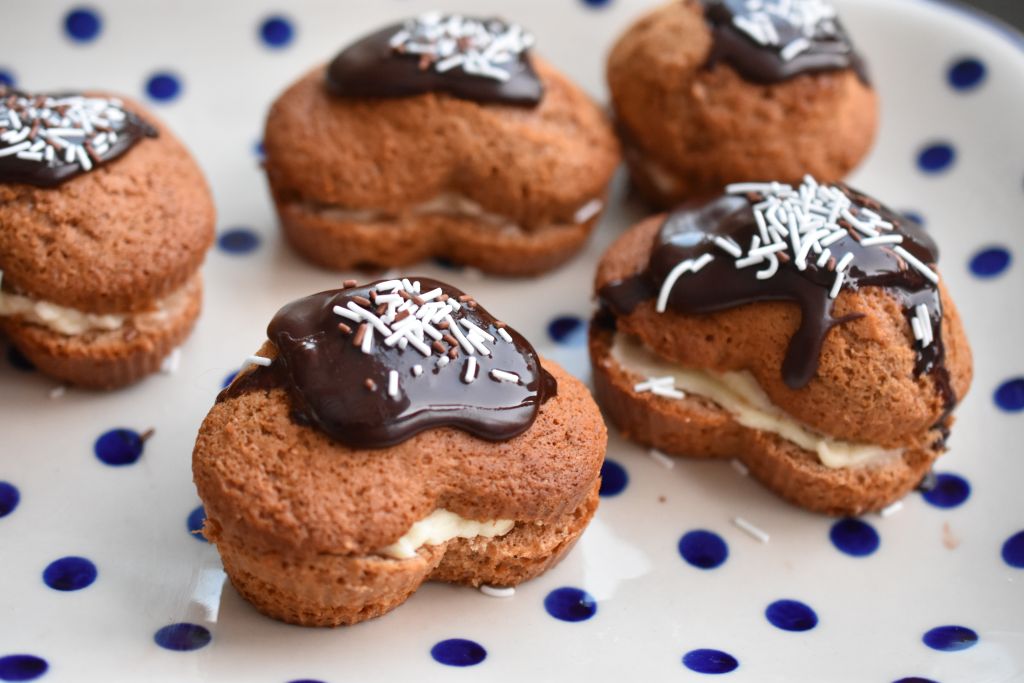 Honningkage muffins med smørcreme - opskrift