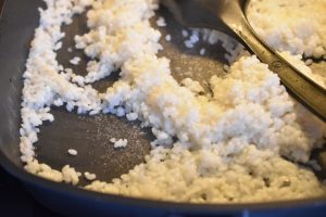 Risengrød i ovn - der ikke brænder på - opskrift