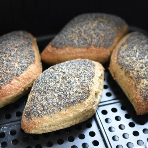 Frosne rundstykker i airfryer - så nemt kan du varme brød