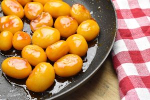 Brunede kartofler med honning - nem opskrift