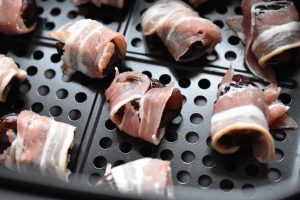 Dadler med bacon i airfryer