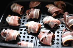 Dadler med bacon i airfryer