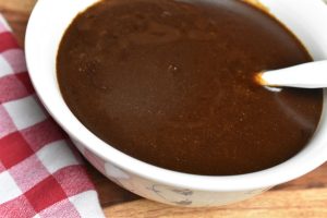 Flæskestegssovs - brun sovs til flæskesteg