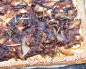 Løgtærte med butterdej - nem opskrift med løg