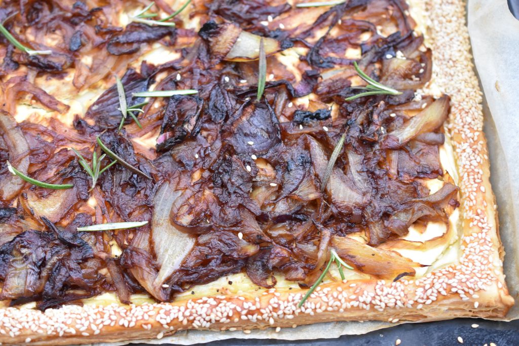 Løgtærte med butterdej - nem opskrift med løg