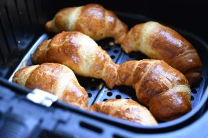 Croissant i airfryer - bag croissanter nemt