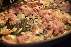 Brunkål med bacon - nem opskrift med hvidkål