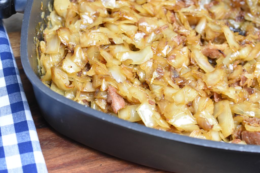 Brunkål med bacon - nem opskrift med hvidkål