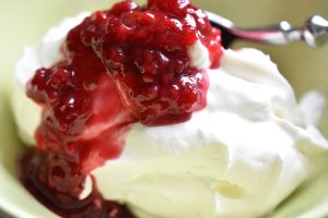 Nemme fastelavnsboller med hindbærskum