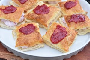 Nemme fastelavnsboller med hindbærskum