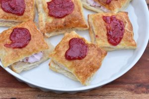 Nemme fastelavnsboller med hindbærskum