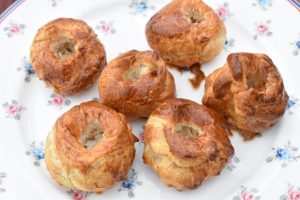 Små fyldte fastelavnsboller af croissantdej