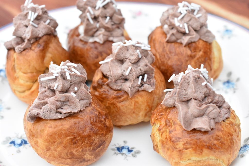Små fyldte fastelavnsboller af croissantdej