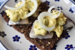 Karrysalat til sild - hjemmelavet. Nem opskrift