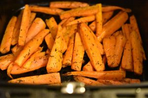 Gulerødder i airfryer med honning og timian
