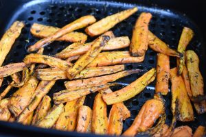 Gulerødder i airfryer med honning og timian