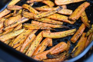 Gulerødder i airfryer med honning og timian