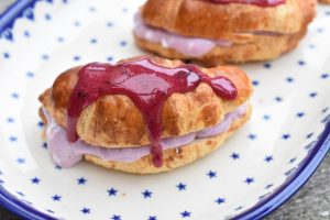 DSC_1733 • nogetiovnen.dk Croissanter med solbærskum og solbærglasur