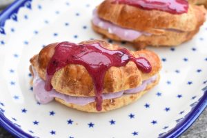DSC_1734 • nogetiovnen.dk Croissanter med solbærskum og solbærglasur