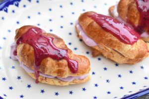 DSC_1736 • nogetiovnen.dk Croissanter med solbærskum og solbærglasur