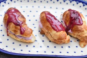 DSC_1737 • nogetiovnen.dk Croissanter med solbærskum og solbærglasur