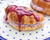 Croissanter med solbærskum og solbærglasur