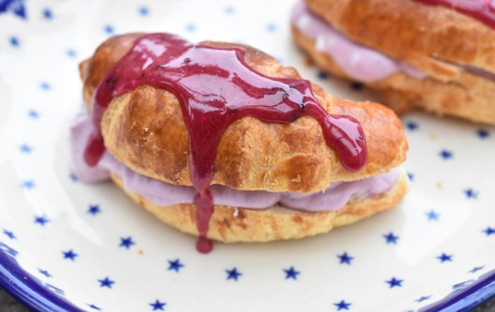 Croissanter med solbærskum og solbærglasur