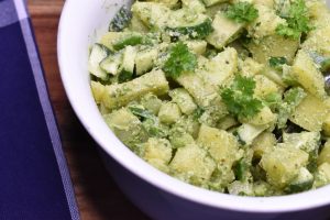 Grøn kartoffelsalat med pesto - nem opskrift