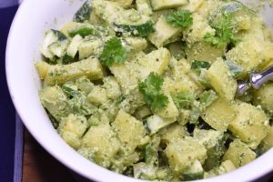 Grøn kartoffelsalat med pesto - nem opskrift