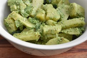 Grøn kartoffelsalat med pesto - nem opskrift