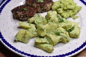 Grøn kartoffelsalat med pesto - nem opskrift