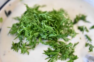 Dilddressing med creme fraiche - til laks, rejer & kartofler