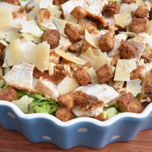 Cæsar salat - opskrift på sprød salat med kylling