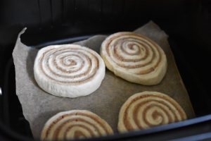 Frosne kanelsnegle i airfryer - sprøde og lækre