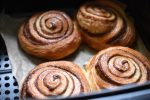 Frosne kanelsnegle i airfryer - sprøde og lækre