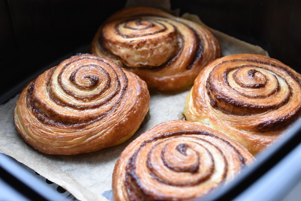 Frosne kanelsnegle i airfryer - sprøde og lækre