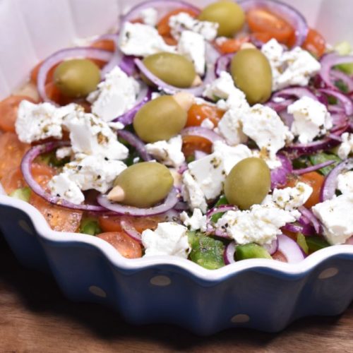 Græsk salat - nem hurtig opskrift med feta, oliven og dressing