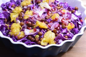 Rød spidskålssalat - nem opskrift med appelsin og granatæble